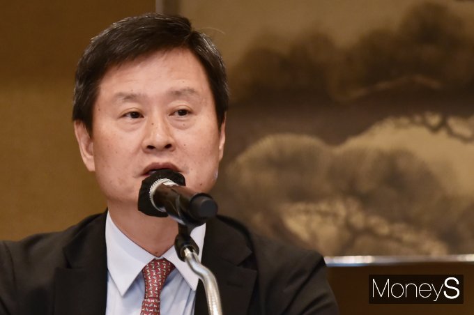 [머니S포토] 취재진 질문에 답하는 박기덕 고려아연 사장