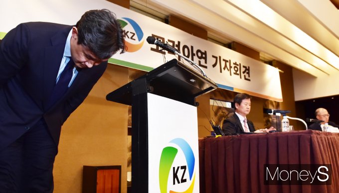 [머니S포토] 고려아연 vs 영풍·MBK 경영권 분쟁… 고개숙인 최윤범 회장