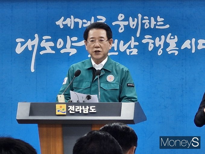 김영록 지사가 2일 도청 브리핑룸에서 '벼멸구 피해 재해 인정 및 특별재난지역 선포 촉구 건의문'을 발표하고 있다./홍기철기자