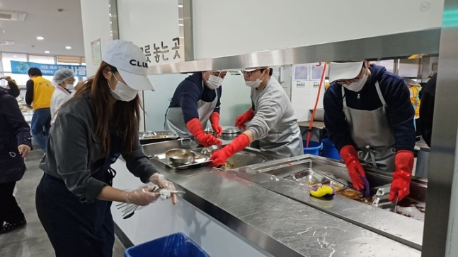 친환경 기업 이도는 무료 급식 봉사 활동 사랑의 나눔 봉사를 1만명 대상으로 실시했다. /사진= 이도