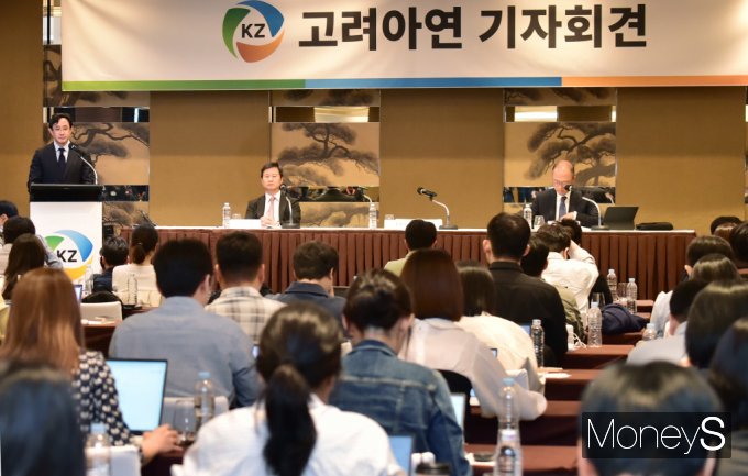 최윤범 회장이 2일 서울 용산구 소월로 그랜드 하얏트 서울에서 열린 고려아연 긴급 기자회견에 참석, 질의에 답하고 있다./사진=임한별 기자