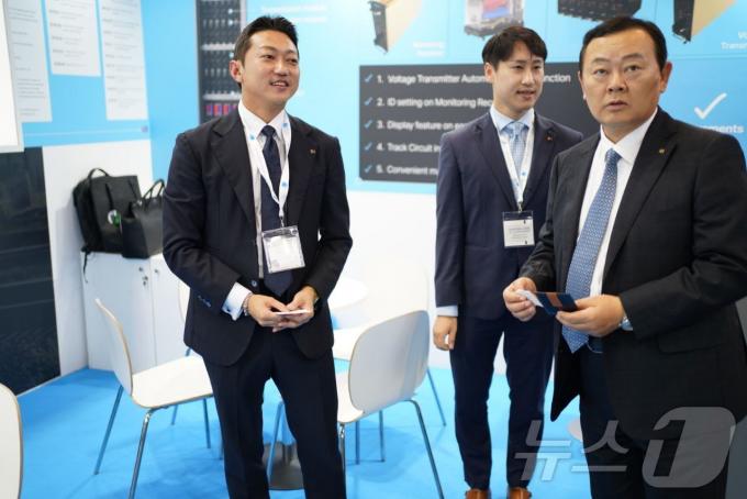 '이노트랜스 2024’' 에스알 전시장에 방문한한국철도공단 임종일 부이사장(오른쪽) (에스알제공)