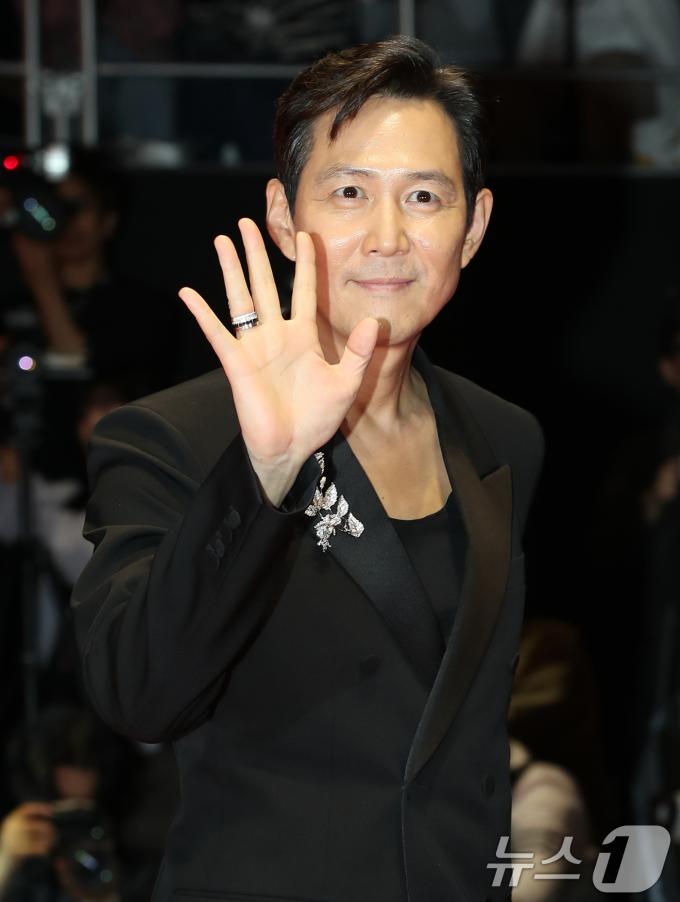 배우 이정재가 2일 오후 부산 해운대구 영화의전당에서 열린 ‘제28회 부산국제영화제’(BIFF) 개막식에 참석해 레드카펫을 밟고 있다. 2024.10.2/뉴스1 ⓒ News1 권현진 기자