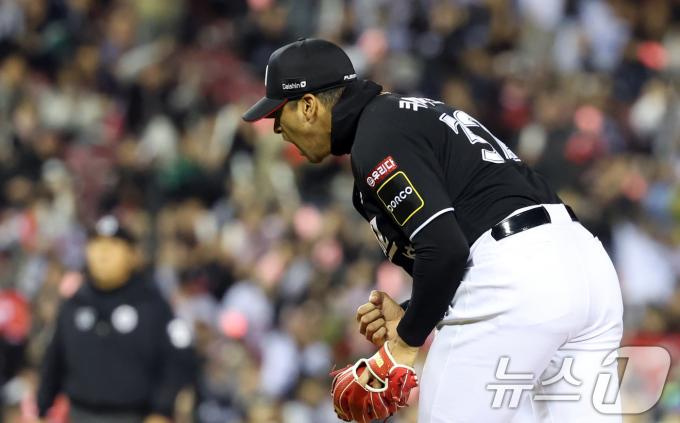 2일 오후 서울 송파구 잠실야구장에서 열린 프로야구 '2024 신한 SOL 뱅크 KBO리그' KT 위즈와 두산 베어스의 포스트시즌(PS) 와일드카드 결정전 1차전 6회말 두산공격 2사 1,3루 상황, KT 투수 쿠에바스가 삼진으로 마무리짓고 환호하고 있다. 2024.10.2/뉴스1 ⓒ News1 김명섭 기자