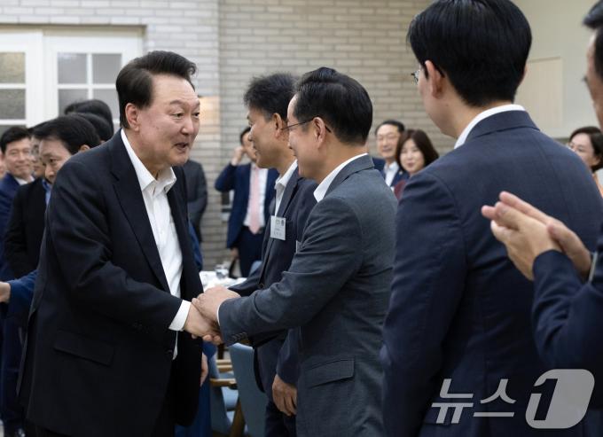 윤석열 대통령이 2일 서울 용산 대통령실 앞 파인그라스에서 열린 국민의힘 원내지도부와 국회 상임위원장 및 간사들과의 만찬에서 참석 의원들과 인사를 나누고 있다. (대통령실 제공) 2024.10.2/뉴스1 ⓒ News1 송원영 기자
