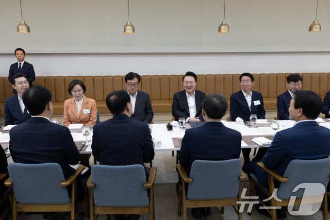 윤석열 대통령이 2일 서울 용산 대통령실 앞 파인그라스에서 추경호 국민의힘 원내대표 등 원내지도부와 여당 소속 국회 상임위원장 및 간사들과 만찬을 하고 있다. (대통령실 제공) 2024.10.2/뉴스1 ⓒ News1 송원영 기자