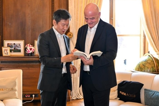 정몽규 KFA 회장과 잔니 인판티노 FIFA 회장(FIFA 제공)