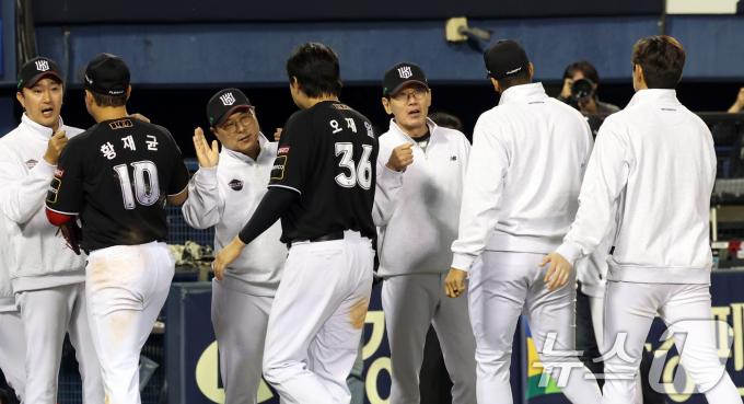 2일 오후 서울 송파구 잠실야구장에서 열린 프로야구 '2024 신한 SOL 뱅크 KBO리그' KT 위즈와 두산 베어스의 포스트시즌(PS) 와일드카드 결정전 1차전에서 승리한 KT 이강철 감독이 선수들과 하이파이브를 하고 있다. 2024.10.2/뉴스1 ⓒ News1 김명섭 기자
