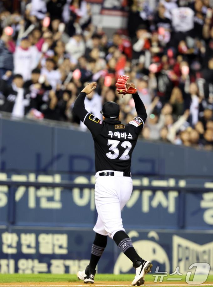 2일 오후 서울 송파구 잠실야구장에서 열린 프로야구 '2024 신한 SOL 뱅크 KBO리그' KT 위즈와 두산 베어스의 포스트시즌(PS) 와일드카드 결정전 1차전 6회말 두산공격 2사 1,3루 상황, KT 투수 쿠에바스가 삼진으로 마무리짓고 관중들과 환호하고 있다. 2024.10.2/뉴스1 ⓒ News1 김명섭 기자