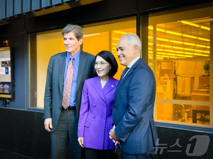 2일(현지시간) 강인선 외교부 2차관(가운데)과 호세 페르난데스 미 국무부 차관(왼쪽), 앙헬카브레라 조지아공과대학교 총장이 조지아주 애틀랜타 소재 조지아공과대학교에서 만나 기념 촬영을 하고 있다.<사진 출처 호세 페르난데스 차관 엑스 계정>