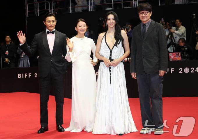배우 장동건(왼쪽부터)과 김희애, 수현, 허진호 감독이 2일 오후 부산 해운대구 영화의전당에서 열린 ‘제28회 부산국제영화제’(BIFF) 개막식 레드카펫 행사에서 인사를 하고 있다. 2024.10.2/뉴스1 ⓒ News1 권현진 기자