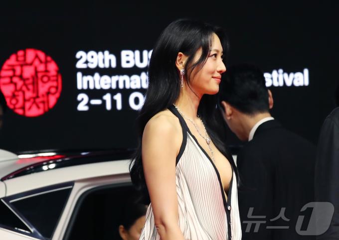 배우 수현이 2일 오후 부산 해운대구 영화의전당에서 열린 ‘제28회 부산국제영화제’(BIFF) 개막식에 참석해 아찔한 매력을 발산하고 있다. ⓒ News1 권현진 기자