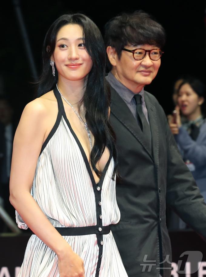 배우 수현과 허진호 감독(오른쪽)이 2일 오후 부산 해운대구 영화의전당에서 열린 ‘제28회 부산국제영화제’(BIFF) 개막식에 참석해 레드카펫을 밟고 있다. ⓒ News1 권현진 기자