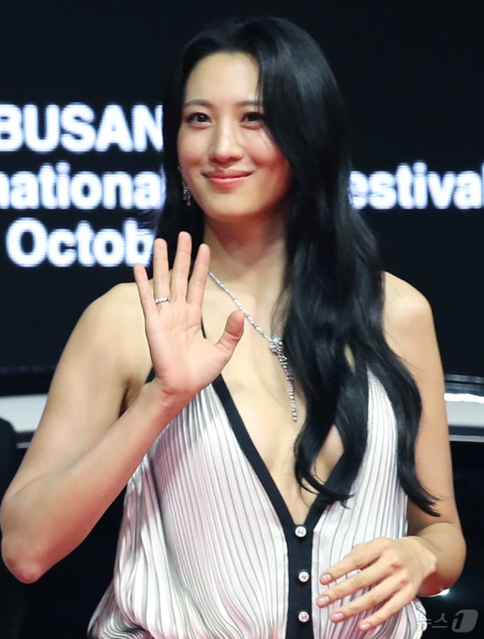 배우 수현이 2일 오후 부산 해운대구 영화의전당에서 열린 ‘제28회 부산국제영화제’(BIFF) 개막식에 참석해 손을 흔들고 있다. ⓒ News1 권현진 기자