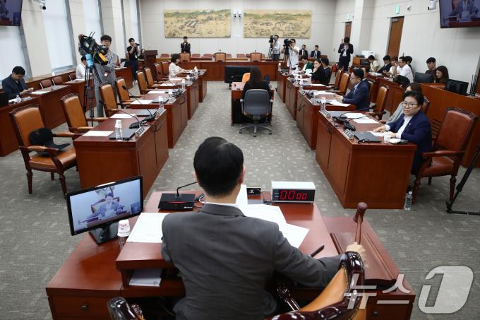 김영호 교육위원장이 27일 오후 서울 여의도 국회에서 열린 교육위원회 전체회의에서 2024년도 국정감사 증인 등 추가 출석요구의 건을 의결하고 있다. 이날 회의에는 여당 간사인 조정훈 국민의힘 의원만이 참석해 의사진행 발언을 마치고 퇴장, 여당 의원들은 불참했다. 2024.9.27/뉴스1 ⓒ News1 이광호 기자