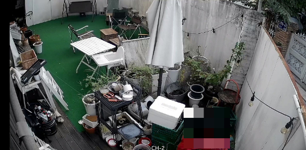 중국인 추정 남성이 경기 수원시의 한 카페 테라스에서 용변을 봤다는 사연이 화제다. 사진은 자영업자 온라인 커뮤니티 '아프니까 사장이다' 해당 글 캡쳐. /사진='아프니까 사장이다'