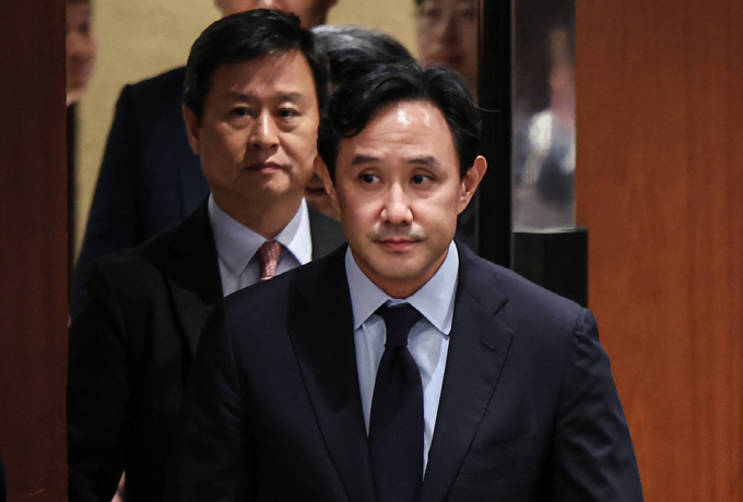 최윤범 고려아연 회장과 박기덕 고려아연 사장이 지난 2일 서울 용산구 그랜드하얏트에서 열린 영풍·MBK와의 경영권 분쟁 관련 기자회견에 참석해 발언하고 있다. /사진=뉴스1