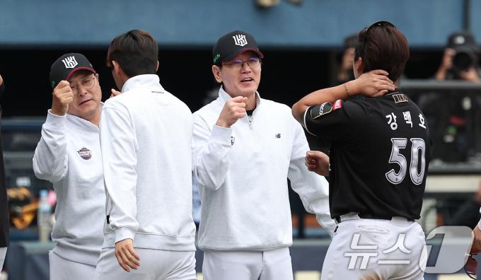 KT 이강철 감독이 3일 오후 서울 송파구 잠실야구장에서 열린 프로야구 '2024 신한 SOL 뱅크 KBO리그' KT 위즈와 두산 베어스의 포스트시즌 와일드카드 결정전 2차전에서 1-0으로 승리를 거두며 준플레이오프 진출에 성공한 후 강백호와 주먹을 맞대고 있다. 2024.10.3/뉴스1 ⓒ News1 김성진 기자