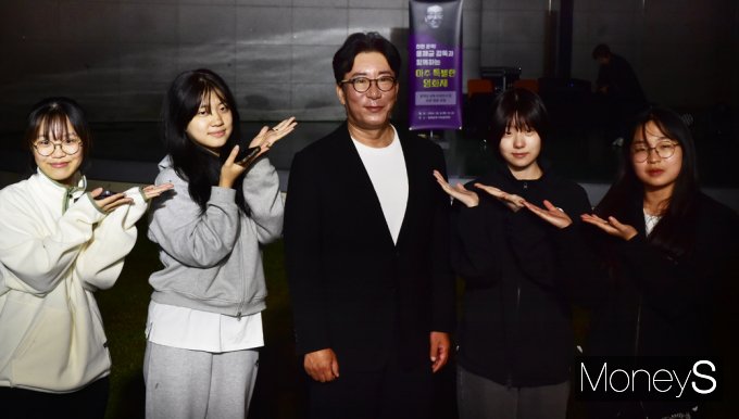 [머니S포토] 천만 감독 '윤제균' 소녀꽃앞에서 미소 활짝
