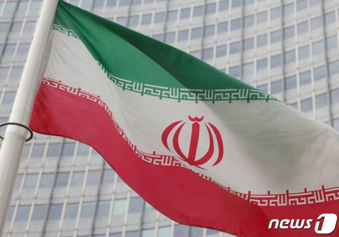 오스트리아 비엔나에 있는 국제원자력기구(IAEA) 본부 앞에서 이란 국기가 펄럭이고 있다. 2023.03.06 ⓒ 로이터=뉴스1 ⓒ News1 정지윤 기자