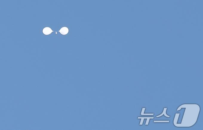 2일 오전 서울 여의도 국회에서 바라본 하늘에 북한이 날려보낸 대남 쓰레기 풍선이 떠다니고 있다.  2024.10.2/뉴스1 ⓒ News1 김민지 기자