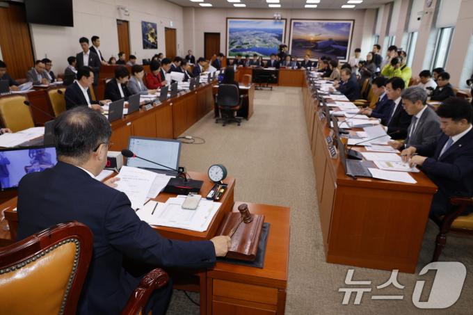 맹성규 국회 국토교통위원회 위원장이 26일 서울 여의도 국회에서 열린 제418회국회(정기회) 제3차 전체회의에서 의사봉을 두드리고 있다. 2024.9.26/뉴스1 ⓒ News1 안은나 기자