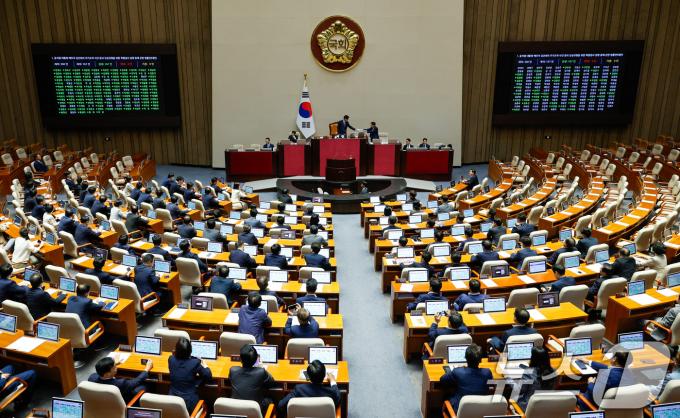 19일 오후 서울 여의도 국회에서 열린 제418회국회(정기회) 제8차 본회의에서 윤석열 대통령 배우자 김건희의 주가조작 사건 등의 진상규명을 위한 특별검사 임명 등에 관한 법률안(대안, 김건희 특검법)이 재적 300인, 재석 167인, 찬성 167인, 반대 0인, 기권 0인으로 통과되고 있다. 2024.9.19/뉴스1 ⓒ News1 안은나 기자