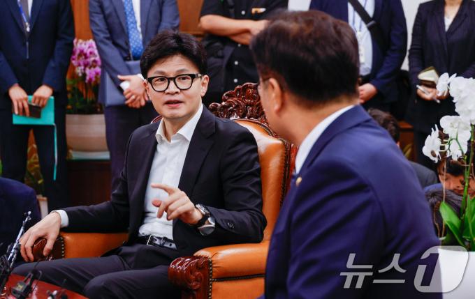 한동훈 국민의힘 대표(왼쪽)가 30일 오후 서울 여의도 국회의장 집무실을 찾아 우원식 의장을 예방하고 있다. 2024.9.30/뉴스1 ⓒ News1 안은나 기자