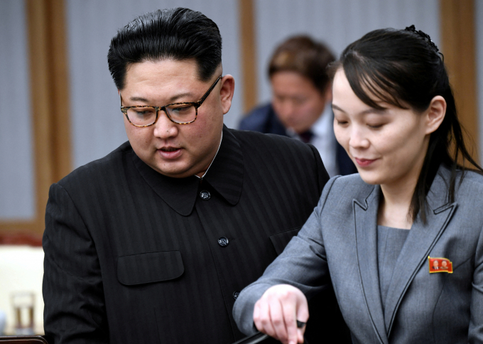김여정 북한 노동당 부부장과 김정은 북한 국무위원장이 지난 1일 진행된 제76주년 국군의 날 기념식을 비판했다. 사진은 2018년 4월27일 김정은 위원장(왼쪽)과 김여정 부부장이 한국 비무장지대 내 판문점 평화의집에서 문재인 전 대통령과 회동한 모습. /사진=로이터