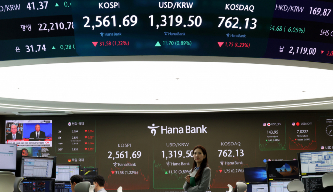 전문가들은 10월에도 박스권 장세가 이어질 것으로 예상했다. 사진은 서울 중구 하나은행 딜링룸 전광판에 지수가 표시되고 있다./사진=뉴시스