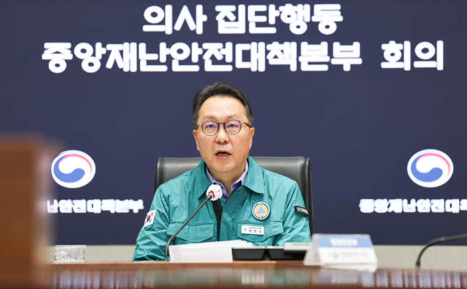 정부가 의료계가 합리적 방안을 제시한다면 2026년 의대 증원을 논의하겠다며 대화의 문을 열었다. 사진은 박민수 보건복지부 제2차관이 4일 서울 종로구 정부서울청사에서 열린 의사 집단행동 중앙재난안전대책본부 회의에서 모두발언 하는 모습. /사진=뉴스1