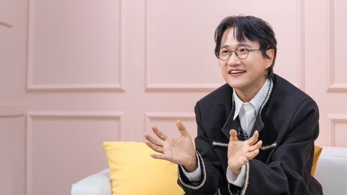한국컴패션 후원자인 스윗소로우의 김영우가 '그사세' 인터뷰를 하고 있다. /사진=한국컴패션