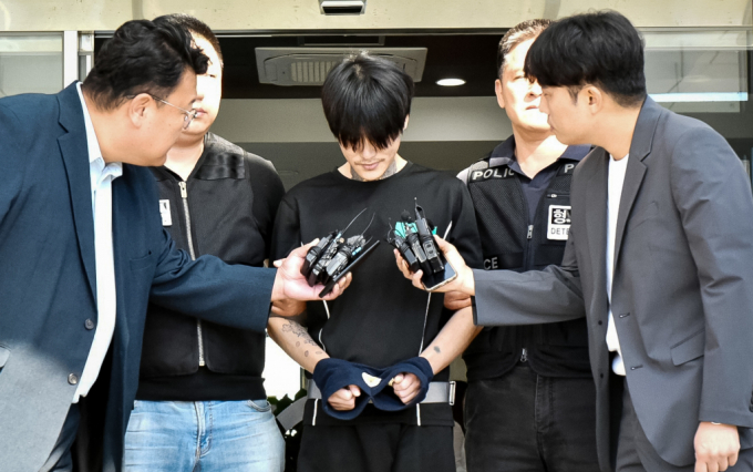 전남 순천 도심에서 일면식도 없는 10대 여성을 살해한 박대성 씨가 4일 오전 순천경찰서에서 검찰로 송치되고 있다.  /사진=뉴스1