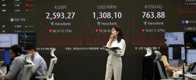 위메이드 계열 주식이 장 중 강세를 보인다. 사진은 서울 중구 하나은행 본점 딜링룸에서 딜러들이 업무를 수행하고 있는 모습. /사진=뉴시스