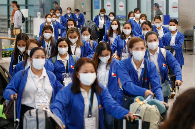 필리핀 가사관리사 시범 사업으로 매칭된 142 가정 중 24 가정이 중도 취소를 결정했다. 사진은 필리핀 노동자들이 지난 8월6일 인천국제공항을 통해 입국하는 모습. /사진=머니투데이