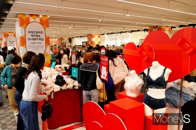   광주신세계 본관 지하 1층에서는 트라이엄프, 게스 등 인기 이너웨어 할인전이 오는 6일까지 진행된다/사진=광주신세계 제공.