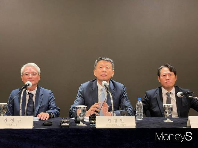 MBK파트너스가 지난 9월19일 서울 을지로 롯데호텔 서울에서 고려아연 공개매수 관련 기자회견을 진행했다. (왼쪽부터)강성두 영풍 사장, 김광일 MBK파터느서 부회장, 이성훈 베이커매킨지코리아 변호사가 취재진의 질문에 답변하고 있다. / 사진=이한듬 기자