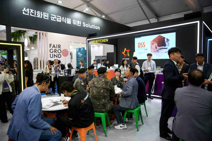 아워홈이 KADEX 2024에 참가했다. KADEX 2024 아워홈 부스에 사람들이 모여 있다. /사진=아워홈