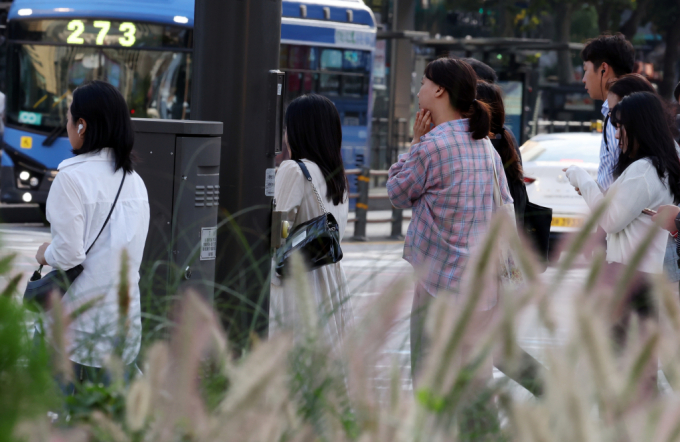 오늘은 낮과 밤의 기온 차가 크게 벌어져 환절기 건강에 유의해야 한다. 서울 광화문 네거리에서 시민들이 긴소매 옷을 입고 출근하고 있는 모습./사진=뉴스1