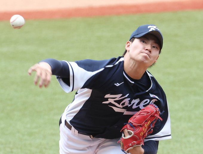장현석이 LA다저스 유망주 랭킹 17위를 기록했다. 사진은 지난해 10월6일 2022 항저우아시안게임 대표 선수로 활약한 장현석. /사진=뉴시스