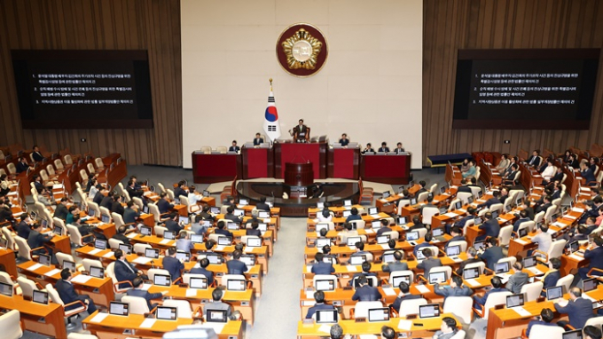 윤석열 대통령이 재의요구권(거부권)을 행사해 국회에서 재표결이 진행된 '김건희·채 상병 특검법'과 '지역화폐법'이 부결됐다. 사진은 4일 서울 여의도 국회에서 열린 본회의에서 김건희 특검법 등이 부결된 모습. /사진=뉴스1