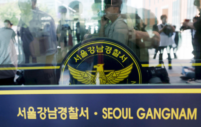 아파트에서 40대 남성이 흉기를 들고 돌아다닌 혐의로 검찰에 넘겨졌다. 사진은 강남경찰서 로비 모습. /사진=뉴시스