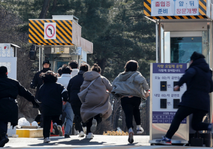 용산 대통령실 진입을 시도한 한국대학생진보연합 회원 4명이 경찰에 체포됐다. 사진은 지난 1월 대진연 회원들이 용산 대통령실 진입 시도 모습. /사진=뉴시스