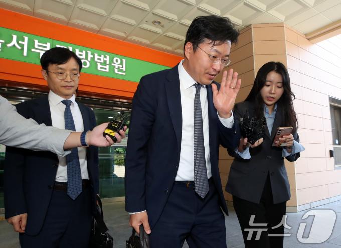 ‘150억 원대 부당대출’ 혐의로 구속영장이 청구된 김기유 전 태광그룹 경영협의회 의장이 4일 오전 서울 마포구 서부지법에서 열린 구속 전 피의자심문(영장실질심사)에 출석한 가운데 김 전 의장의 변호인단이 재판을 마친 후 취재진의 질문을 받고 있다. /뉴스1 ⓒ News1 오대일 기자