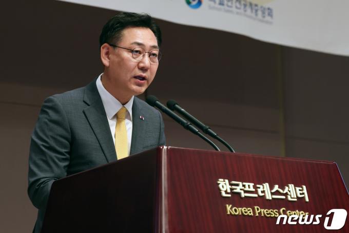 김대남 대통령실 행정관이 18일 서울 중구 한국프레스센터에서 열린 학교안전공제중앙회 창립 16주년 기념 '학교안전 대국민 홍보 캠페인 및 선포식'에서 축사를 하고 있다. 2023.9.18/뉴스1 ⓒ News1 김민지 기자
