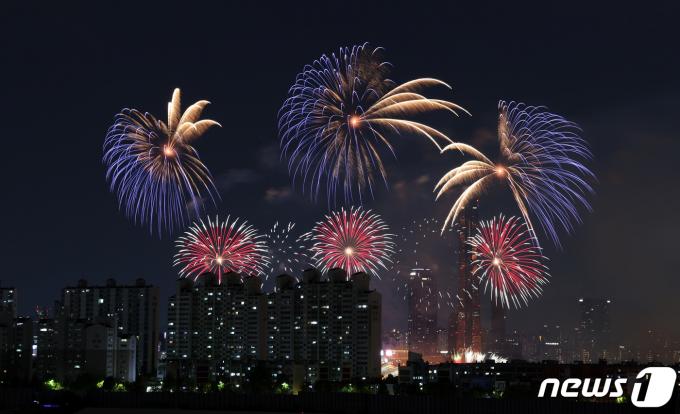 지난해 10월 7일 오후 서울 여의도 한강공원 일대에서 열린 '2023 서울세계불꽃축제'에서 한국팀(한화)의 불꽃들이 밤하늘을 수놓고 있다. /뉴스1 ⓒ News1 김성진 기자