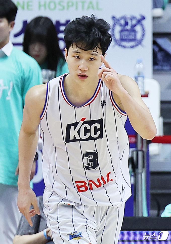 27일 오후 경기도 수원시 권선구 수원KT소닉붐아레나에서 열린 '2023-2024 정관장 프로농구' 챔피언결정전 1차전 수원 KT와 부산 KCC의 경기에서 부산 허웅이 골밑슛을 넣은 후 기뻐하고 있다. 2024.4.27/뉴스1 ⓒ News1 이재명 기자