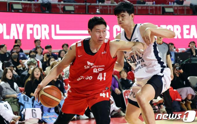 5일 오후 서울 송파구 잠실학생체육관서 열린 '2023-2024 정관장 프로농구' 서울SK와 고양 소노의 경기에서 SK 오세근이 드리블 하고 있다. 2024.1.5/뉴스1 ⓒ News1 김명섭 기자