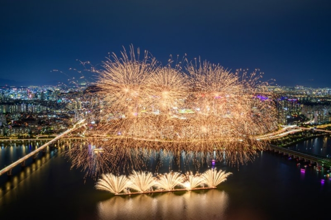 5일 저녁 서울 여의도 한강공원에서 열리는 대형 축제에 대규모 인파 운집이 예상되면서 경찰이 서울시와 함께 안전관리 지원에 나선다. 사진은 서울세계불꽃축제 2023에서 선보인 한화의 불꽃 축제 모습. /사진=뉴시스(한화 제공) 