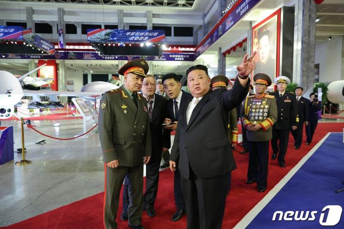 (평양 노동신문=뉴스1) = 북한 김정은 노동당 총비서가 방북 중인 러시아 세르게이 쇼이구 국방장관, 군사대표단과 함께 '무장장비전시회장'을 찾았다. 김 총비서는 쇼이구 장관에게 